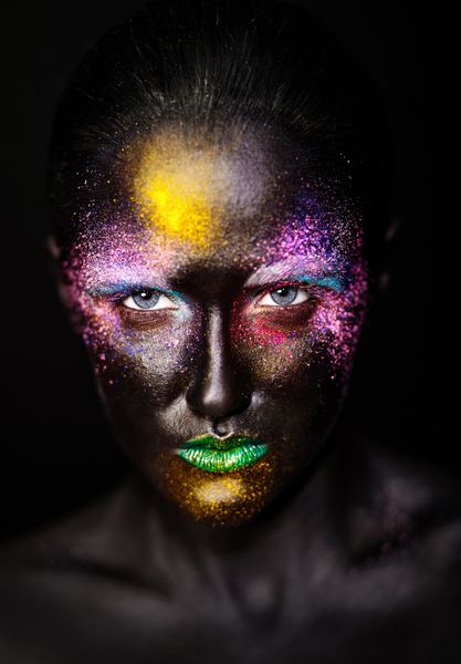 هنر عکس مدل زیبای زن با خلاق ماسک سیاه پلاستیکی غیر معمول آرایش روشن رنگارنگ