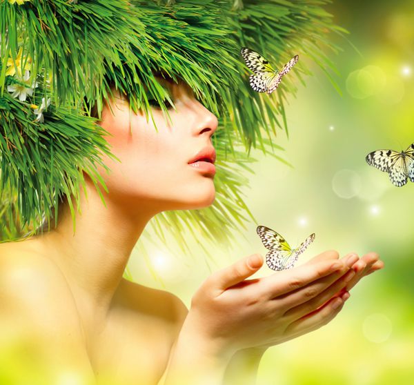 بهار زن تابستان دختر زیبایی با آرایش سبز و چمن مو پروانه ها سبک طبیعت مفهوم محیط زیست
