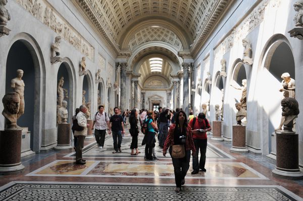 واتیکان 29 آوریل بازدید کنندگان در موزه های واتیکان در تاریخ 29 آوریل 2011 در رم ایتالیا این شامل برخی از مجسمه های کلاسیک ترین و شاهکارهای مهم هنر رنسانس در جهان است