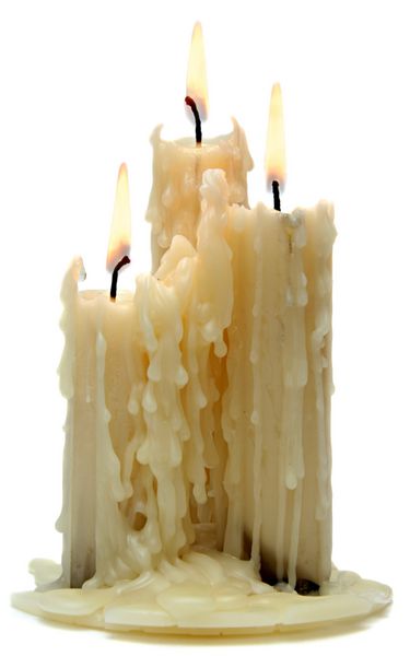 سه شمع زیبا زیبا جدا شده بر روی زمینه سفید