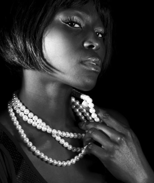 سیاه و سفید عکس های جذاب آفریقایی زنان پوشیدن شیک تجهیزات کامل آرایش شیک مدل موهای کوتاه سالن زیبایی لوکس
