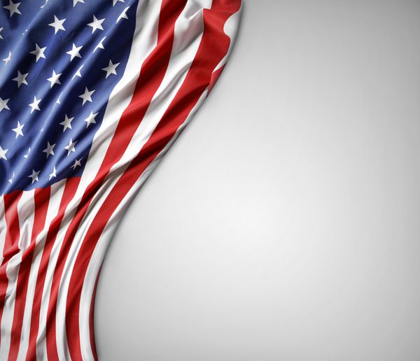 نزدیک پرچم آمریکا در پس زمینه ساده