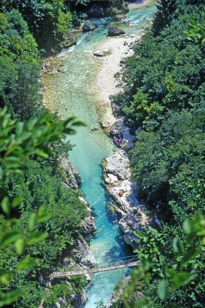 SOCA رودخانه اسلوونی 8 ژوئیه سفید آب قایق سواری در رپیدز رودخانه Soca در تاریخ 8 ژوئیه 1998 در Triglav پارک ملی اسلوونی Soca یکی از زیبا ترین رودهای اروپا است