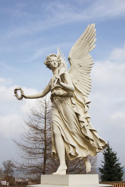 مجسمه یک فرشته برگزاری یک تاور لورل در قلعه Schwerin در Schwerin Mecklenburg-Vorpommern آلمان