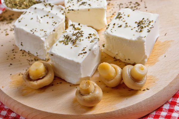 پنیر فتا با قارچ در میز آشپزخانه