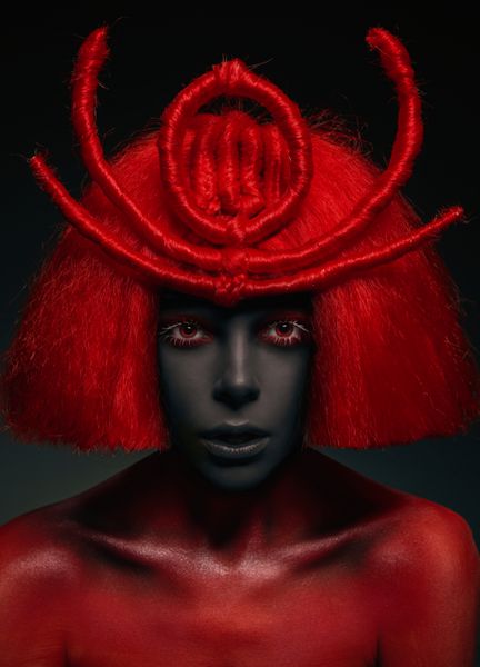 پرتره خلاق زن با کلاه قرمز