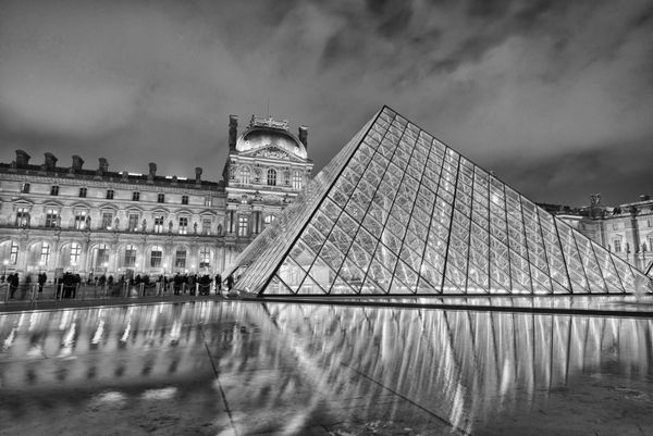پاریس NOV 28 لوور در غروب خورشید در 28 نوامبر 2012 در پاریس لوور بزرگترین موزه در پاریس است که بیش از 60000 متر مربع را نمایش می دهد فضای نمایشگاهی