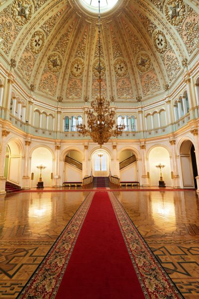 مسکو-فور 22 نمایشگاه داخلی کاخ کرملین بزرگ در تاریخ 22 فوریه 2013 در مسکو نشان داده شده است این کاخ ساخته شده در سال 1849 محل اقامت رسمی رئیس جمهور روسیه است سالن کوچک Georgievsky