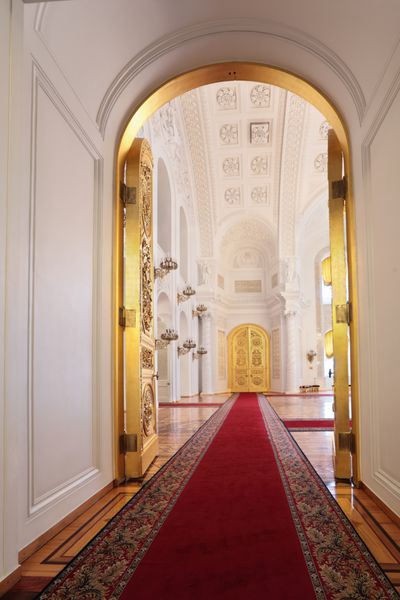مسکو-فور 22 نمایشگاه داخلی کاخ کرملین بزرگ در تاریخ 22 فوریه 2013 در مسکو نشان داده شده است این کاخ ساخته شده در سال 1849 محل اقامت رسمی رئیس جمهور روسیه است سالن گرجیوفسکی