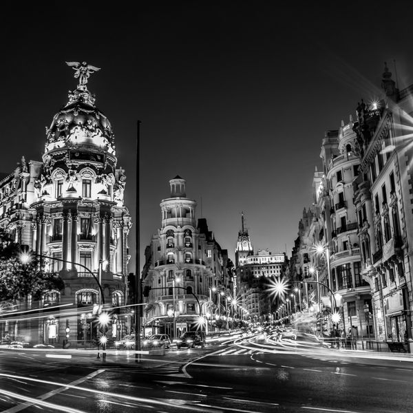 رعد و برق از چراغ های راهنمایی در Gran از طریق خیابان خیابان اصلی خرید در مادرید در شب اسپانیا اروپا عکس سیاه و سفید