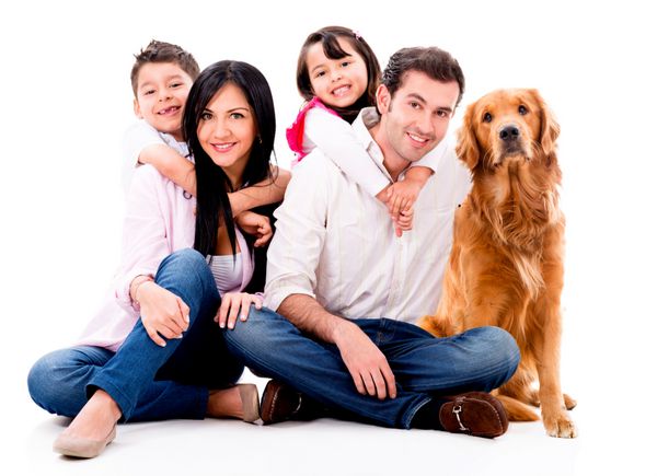 خانواده شاد با یک سگ جدا شده بر روی زمینه سفید