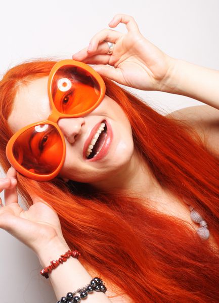 جوان خنده دار زن چاق و چله در عینک نارنجی بزرگ