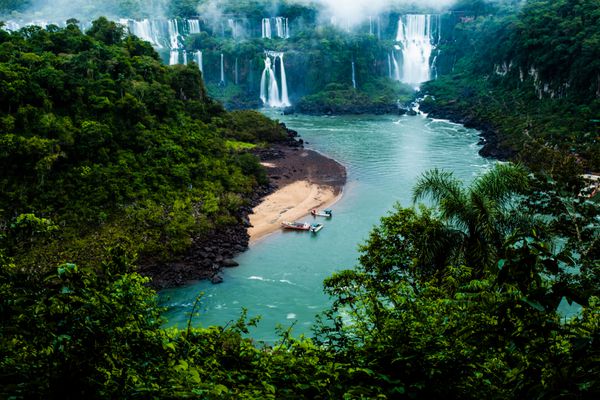 ایگواسو فالز بزرگترین سری آبشارهای جهان از طرف برزیل می بیند