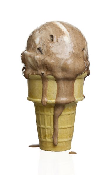 مخلوط بستنی با بستنی خوشمزه شکلات عطر و طعم جدا شده بر روی سفید