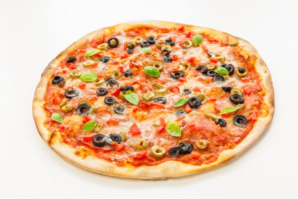 زیبا چند رنگی و ترد پیتزا با ریحان و پنیر فرآوری شده و سلامی به آرامی روشن چرخش میز با پس زمینه سفید