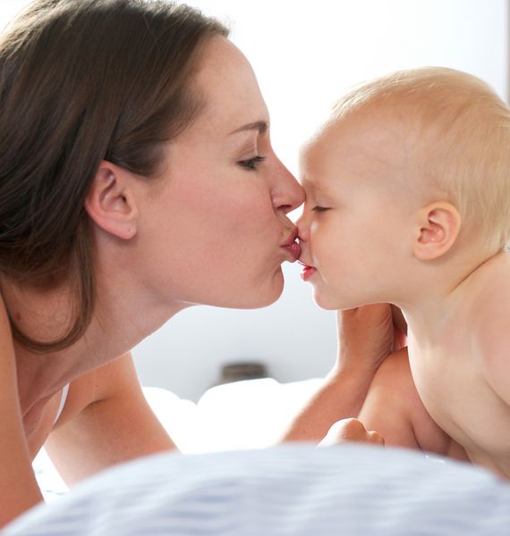 پرتره یک زن زیبا بوسیدن کودک