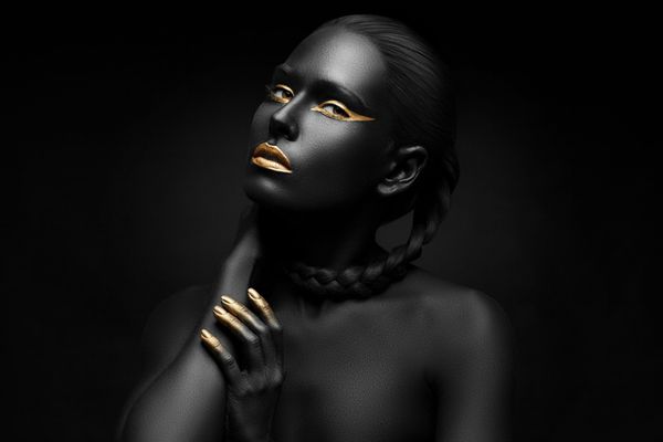 سیاه و سفید دختر با لب های طلایی و طلا در نوک انگشتان