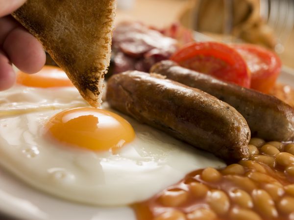 نان تست سرخ شده تخم مرغ در صبحانه انگلیسی به فرو بردن