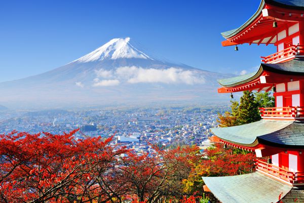 کوه فوجی با رنگ پاییز در ژاپن