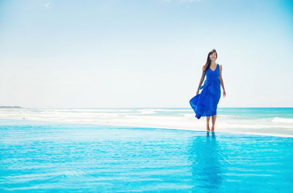 زن ایستاده در آب بی نهایت مفهوم آزادی