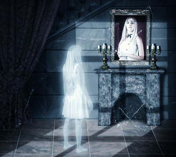 مفهوم ترسناک هالووین روح غمگین زن سفید شفاف به دنبال بر روی پرتره خود را بر روی دیوار در قلعه های قدیمی