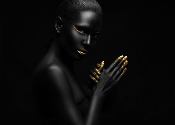 پرتره زیبا از یک زن سیاه و سفید زیبا با عناصر طلایی