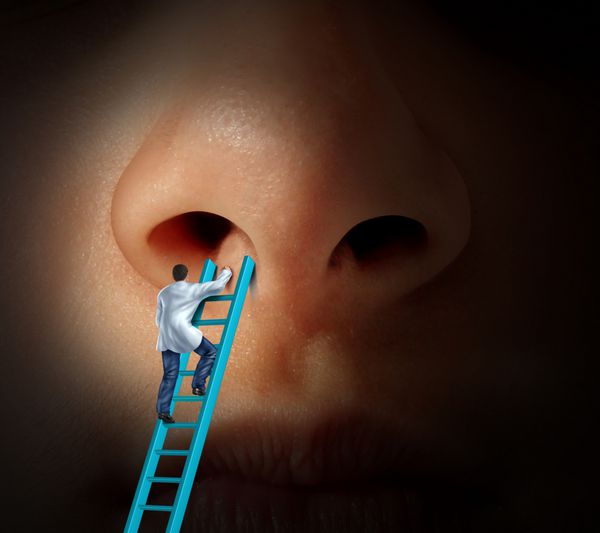 مفهوم مراقبت از بینی پزشکی به عنوان یک دکتر صعود از نردبان برای بررسی اینکه آیا رینوپلاستی یا جراحی پلاستیک زیبایی در بیمار برای مشکل تنفس به علت عفونت یا بیماری بینی یا سینوس مورد نیاز است
