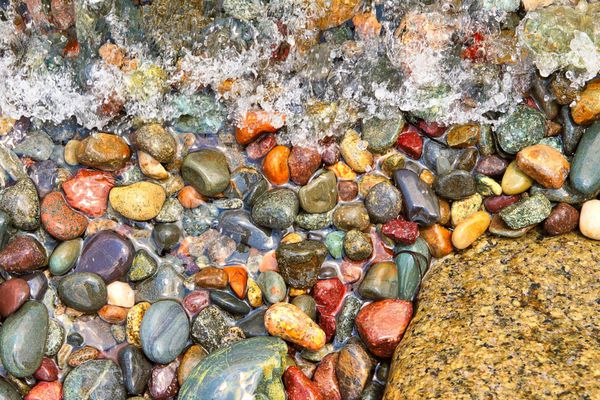 سنگ های رنگارنگ در ساحل پببل
