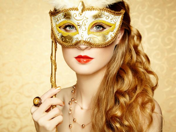 زن جوان زیبا در ماسک ونیزی طلایی اسرار آمیز عکس مد