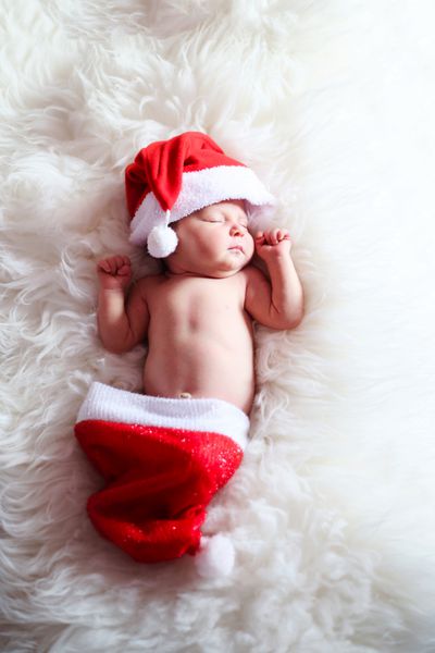 دختر نوزاد در کلاه سانتا