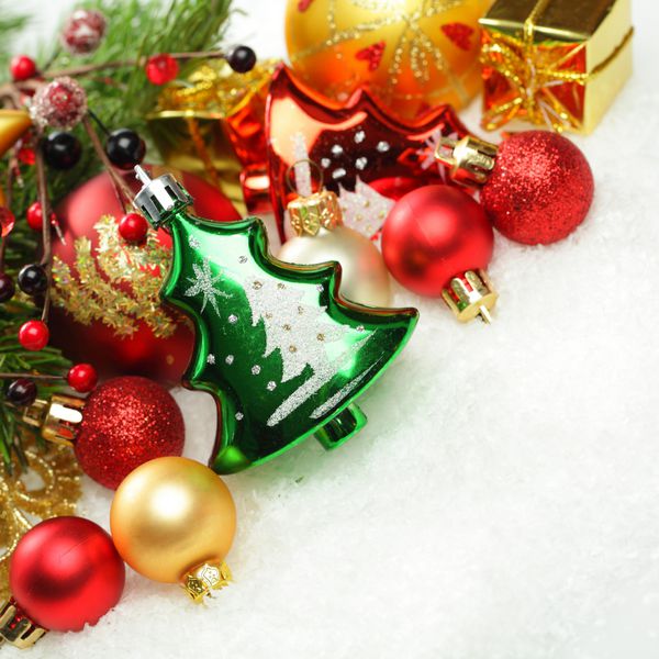 دکوراسیون کریسمس و درخت کریسمس بر روی زمینه سفید زمستان برفی