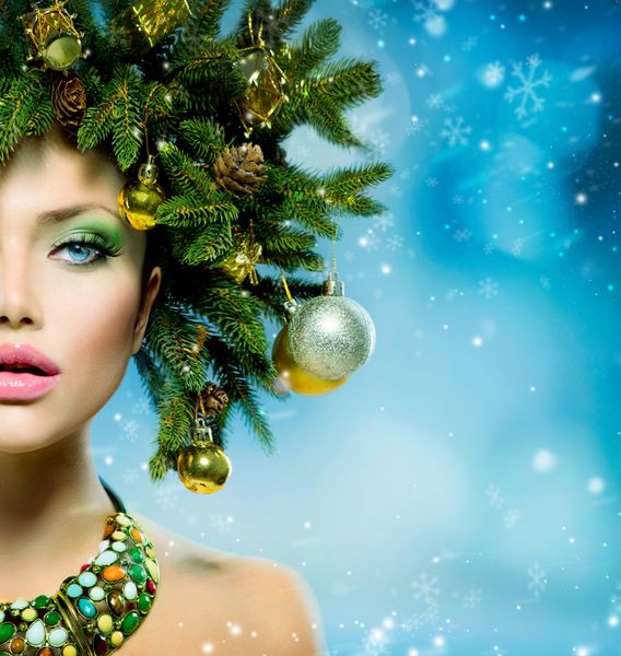 زن زمستان کریسمس مدل موهای سال نو زیبا و کریسمس درختی و آرایش مدل مو زیبا مدل دختر بیش از پس زمینه برف با برف سبک موهای خلاقانه با Baubles تزئین شده است