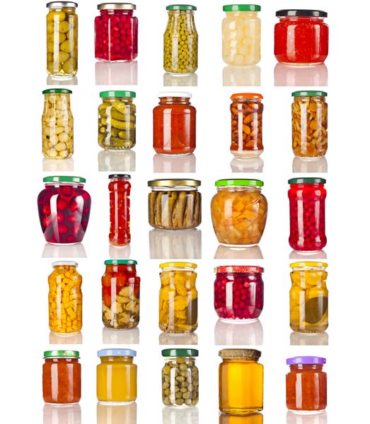 مجموعه ای از بسیاری از بطری های شیشه ای با مواد غذایی کنسرو شده بسته بندی شده جدا شده بر روی زمینه سفید