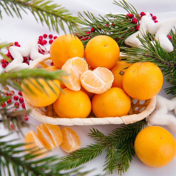 ترکیب سال نو در سبد با mandarins و درخت شاه بلوط
