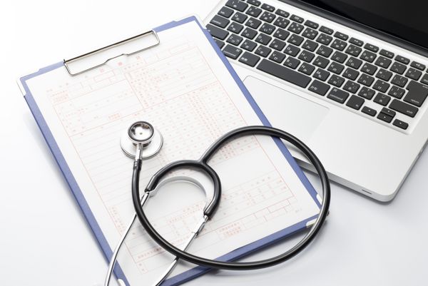 لپ تاپ و stethoscope و سوابق پزشکی مفهوم پزشکی