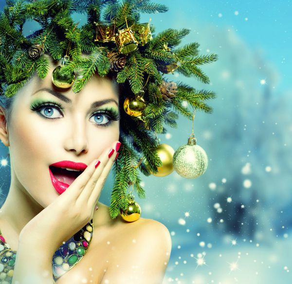 زن کریسمس مدل موهای سال نو زیبا و کریسمس درختی و آرایش پرتره دختر زیبایی بر روی زمستان پس زمینه آرایشی رنگارنگ و مو زن تعجب کرد دهان باز احساسات