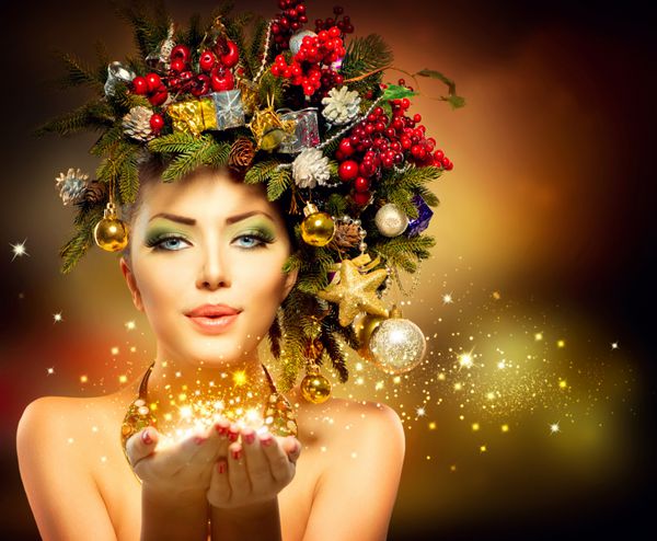 زن کریسمس زمستان با معجزه در دست او پری مدل موهای سال نو زیبا و کریسمس درختی و آرایش شعبده بازي زیبایی مد مدل دختر دمیدن ستاره تعطیلات سحر و جادو