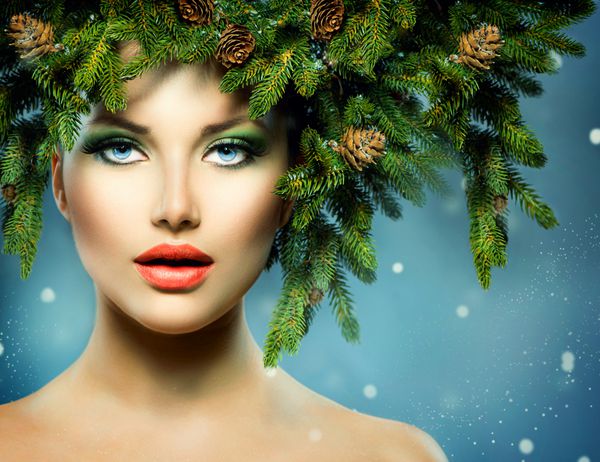 زمستان زن مدل لباس زیبایی مدل پرتره کریسمس دختر مدل موهای سال نو زیبا و کریسمس درختی و آرایش پس زمینه برف با برف ها مدل موی خلاقانه