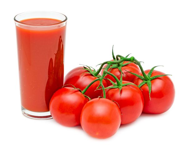 آب گوجه فرنگی با شاخه ای از گوجه فرنگی قرمز جدا شده بر روی زمینه سفید
