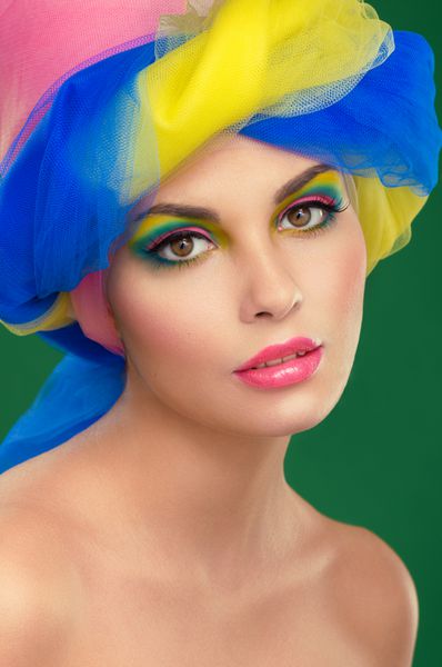 زن زیبا در headdress رنگارنگ