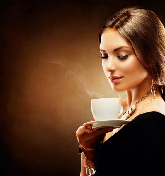 قهوه چای یا قهوه مصرف کنید زن زیبایی از قهوه لذت می برد جام نوشیدنی