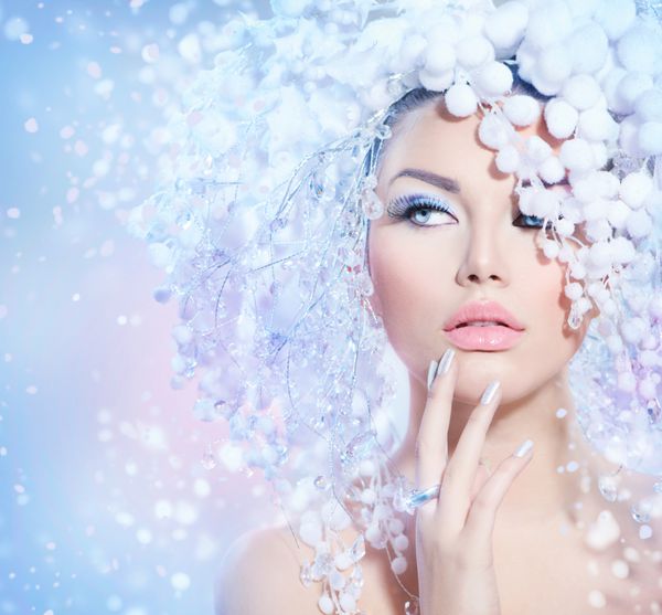 زمستان زیبایی زن دختر مد مدل زیبا با سبک برف مو و آرایش آرایش تعطیلات و مانیکور ملکه زمستانی با مدل موهای برف و یخ