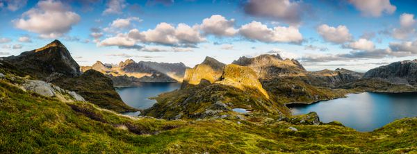 منظره ی دیدنی کوهستانی در وسط جزیره ی وحشی از جزایر لفنت نروژ