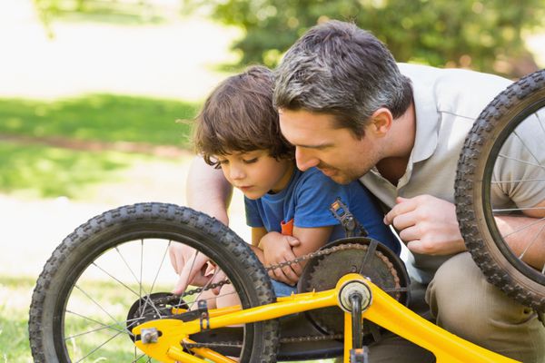 نمای جانبی پدر و پسر تعمیر دوچرخه