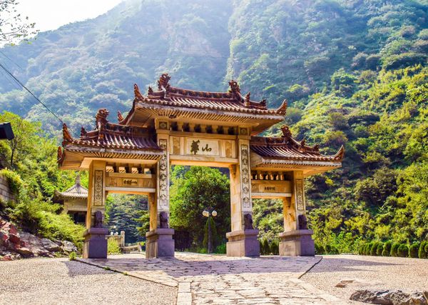دروازه یادبود کوه Huashan کوه Huashan یکی از کوه های معروف در چین است این استان در استان شانشی چین واقع شده است در 120 کیلومتری شهر سیسان قرار دارد