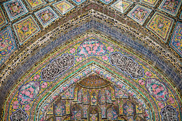 ایران شیراز 2014 ژانویه 3 داخل مسجد نصیرالملک در شیراز ایران 3 ژانویه 2014 مسجد در سال 1888 ساخته شد
