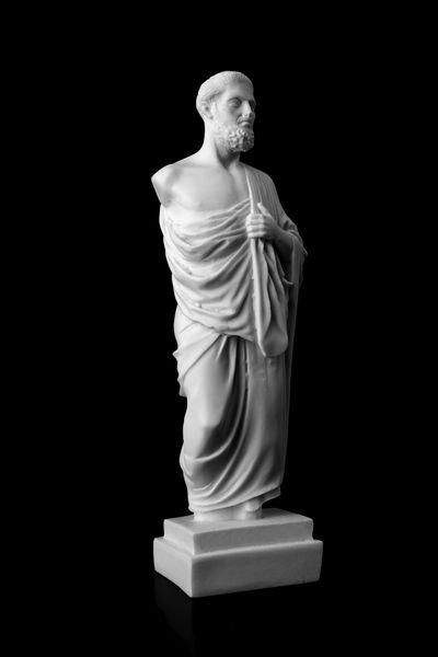 هیپوکرات یک پزشک یونان باستان بود و یکی از برجسته ترین شخصیت های تاریخ پزشکی است 460-377 قبل از میلاد