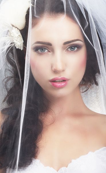 ظرافت زن قفقازی پشت حجاب عروس های سنتی مخفی شده است