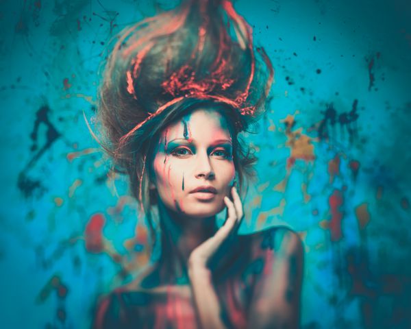 زن جوان مو با هنر بدن خلاق و موی سرخ