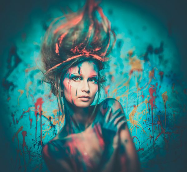 زن جوان مو با هنر بدن خلاق و موی سرخ